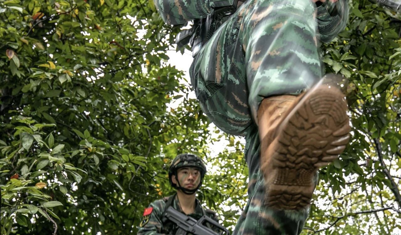 En algunas islas artificiales que ha creado China en el Mar Meridional, hay fuerte presencia de sus fuerzas armadas