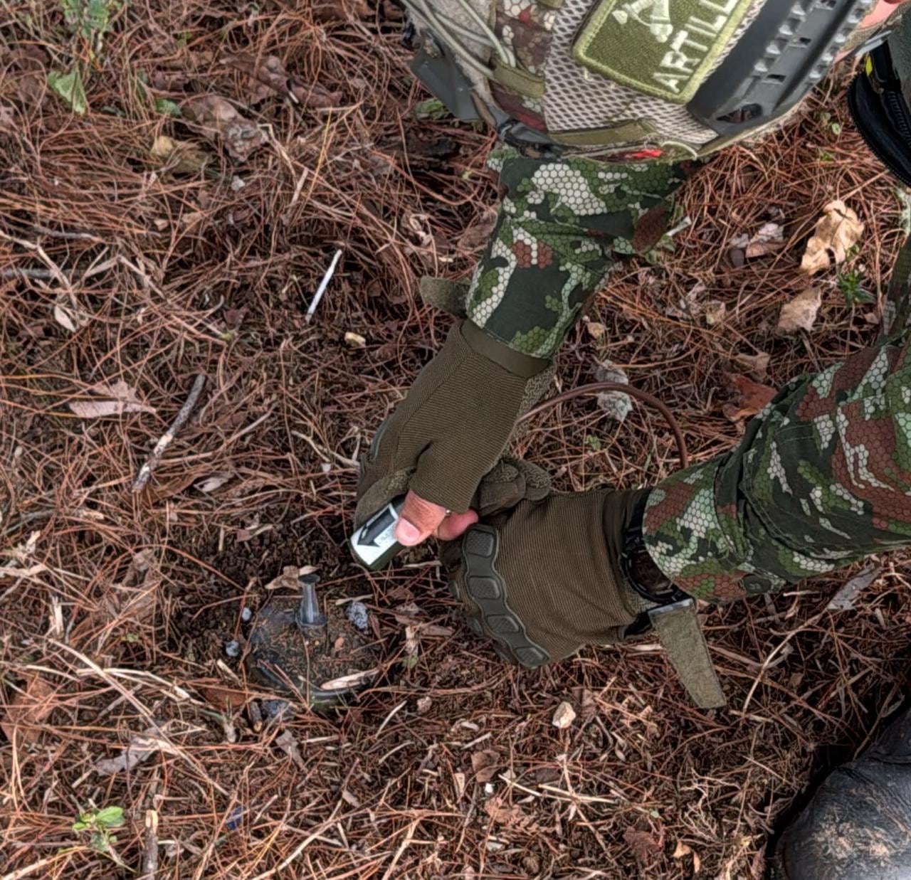 Militares desactivando explosivos instalados cerca a una colegio en el Cauca.