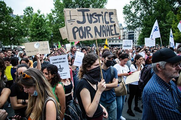 Una protesta en homenaje a Nahel, un adolescente asesinado por un policía después de que se negara a detenerse para un control de tráfico en la ciudad de Nanterre. (Foto de Ibrahim Ezzat/NurPhoto a través de Getty Imag)
