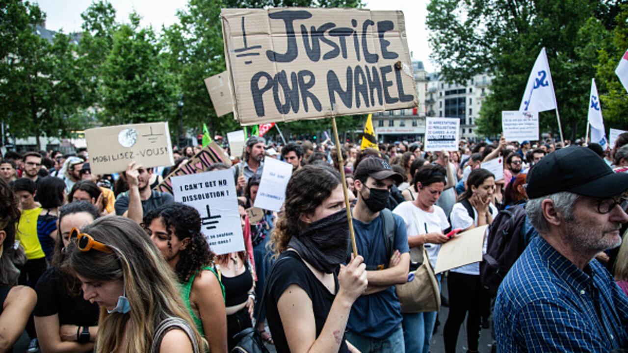 Una protesta en homenaje a Nahel, un adolescente asesinado por un policía después de que se negara a detenerse para un control de tráfico en la ciudad de Nanterre. (Foto de Ibrahim Ezzat/NurPhoto a través de Getty Imag)es)