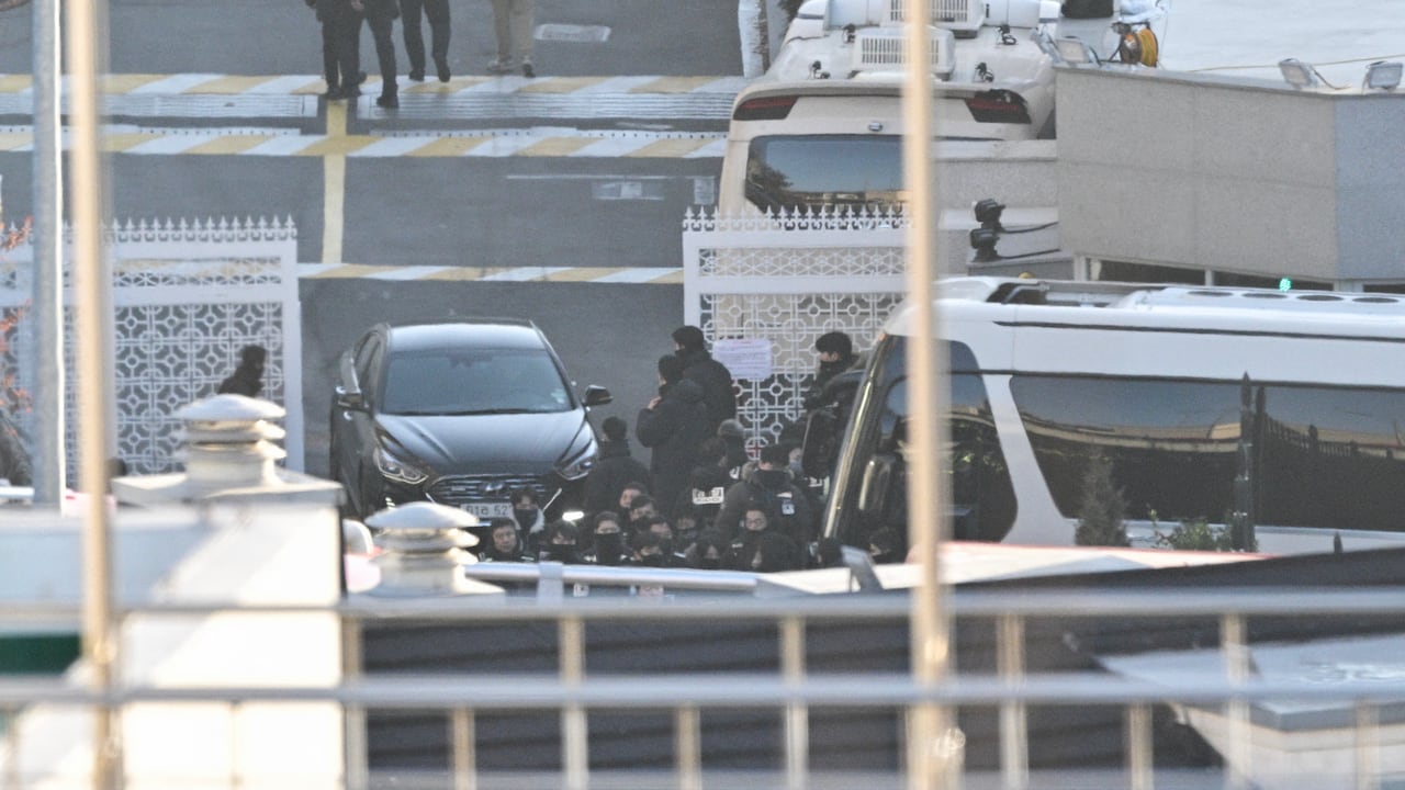 Autoridades en la residencia de Yoon Suk Yeol para ejecutar su arresto.