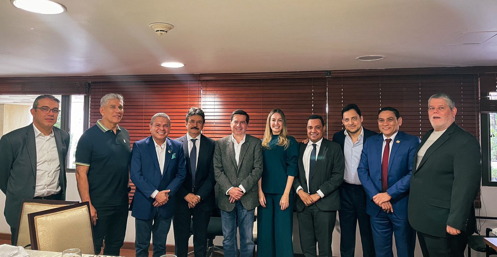 Ministro del Interior Juan Fernando Cristo se reunió con bancada de Cambio Radical.