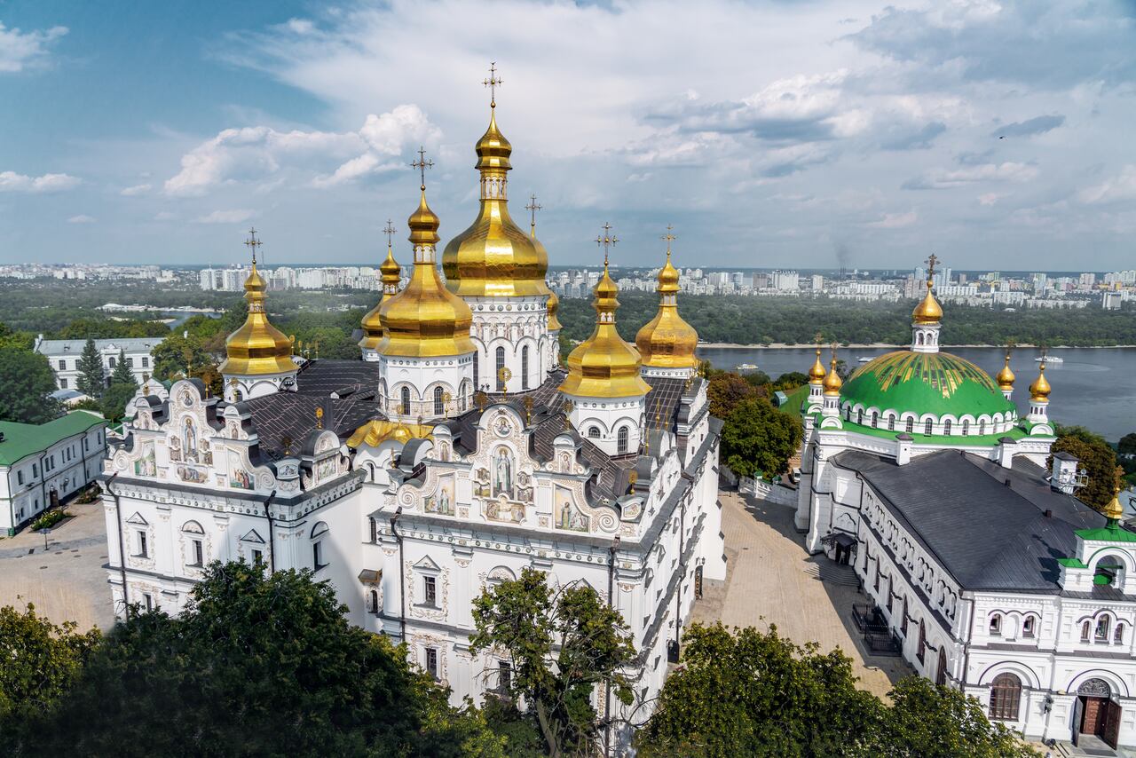 Vista aérea del Monasterio de Pechersk Lavra y la Catedral de la Asunción (Catedral de la Dormición, en la tradición ortodoxa), en Kiev (Ucrania)