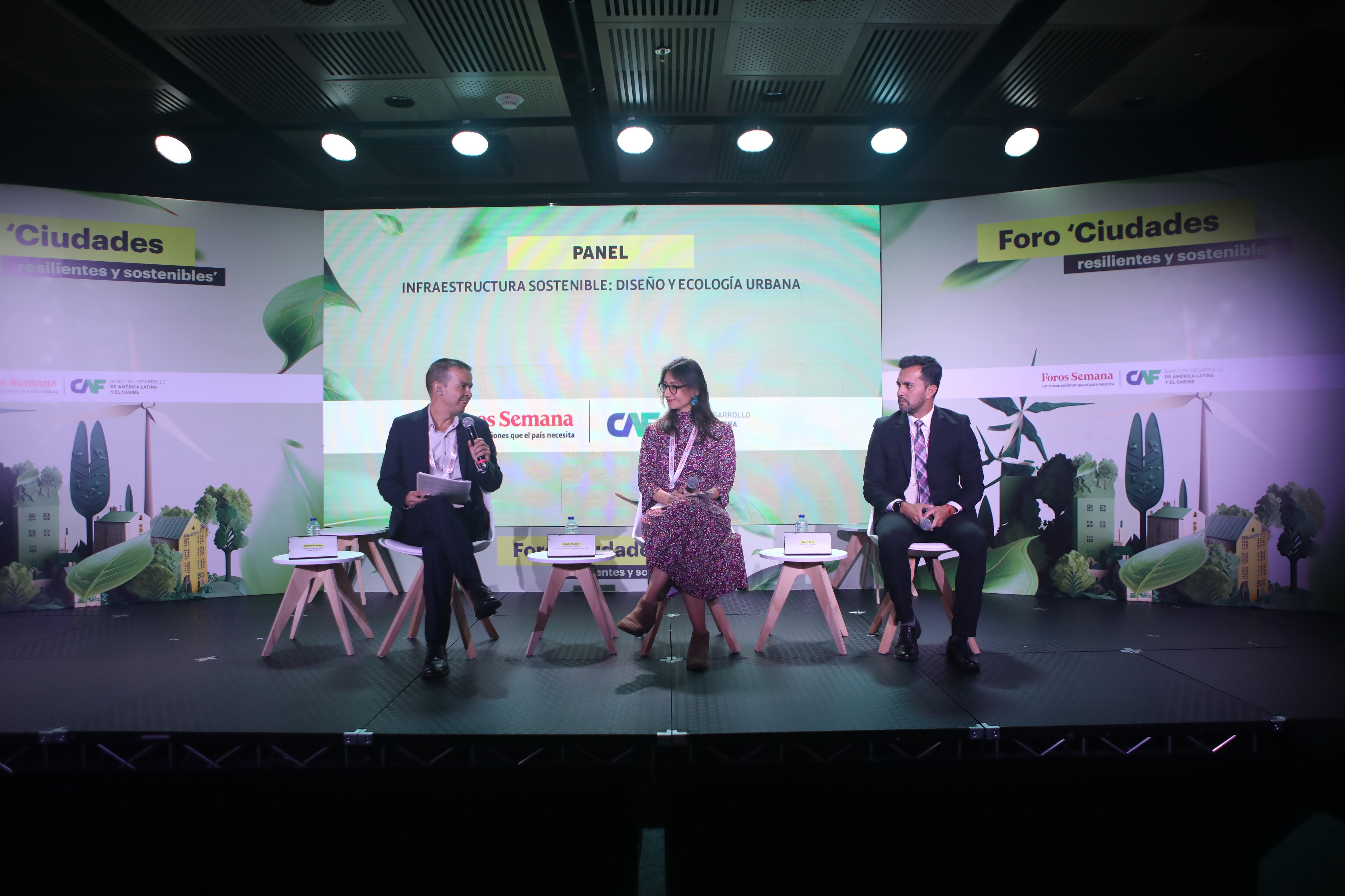 La infraestructura sostenible fue centro de discusión y análisis en el panel conformado por Norbeison Alzate, consultor en sostenibilidad y gestión ambiental; Natalia Castaño, directora del Centro de Estudios Urbanos y Ambientales Urbam Eafit y Jimmy Cruz, alcalde de Curridabat, Costa Rica.