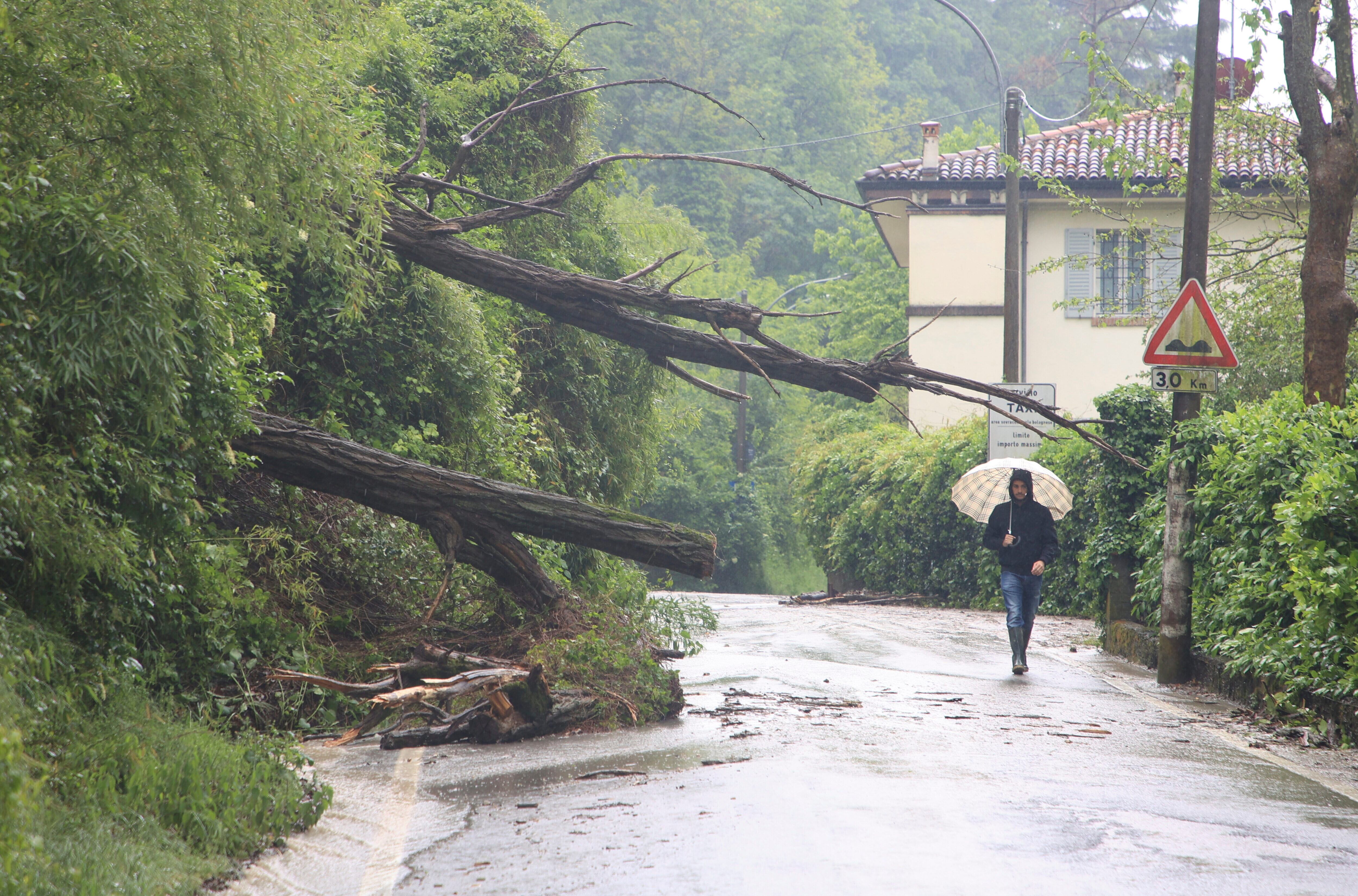 Cómo consecuencia de las inundaciones, algunas personas han tenido que ser rescatadas en lanchas y helicópteros de los techos de sus casas.