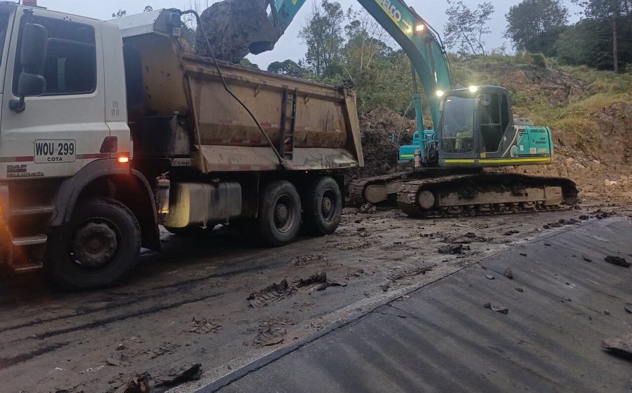 Derrumbe en la vía al Llano