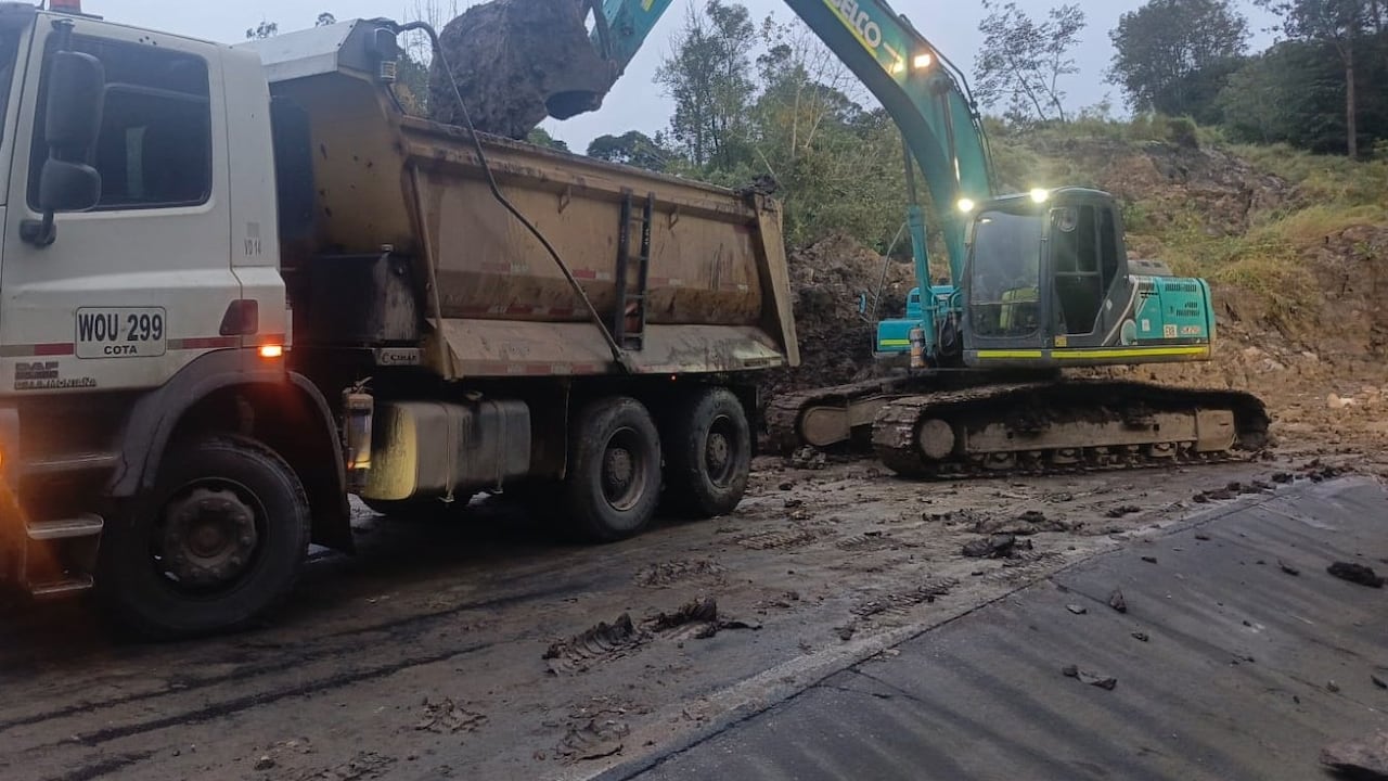 Derrumbe en la vía al Llano.