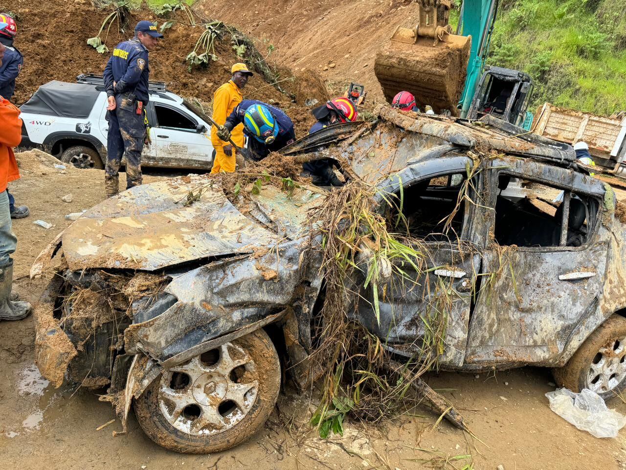 El alud de tierra se llevó varios vehículos por delante.