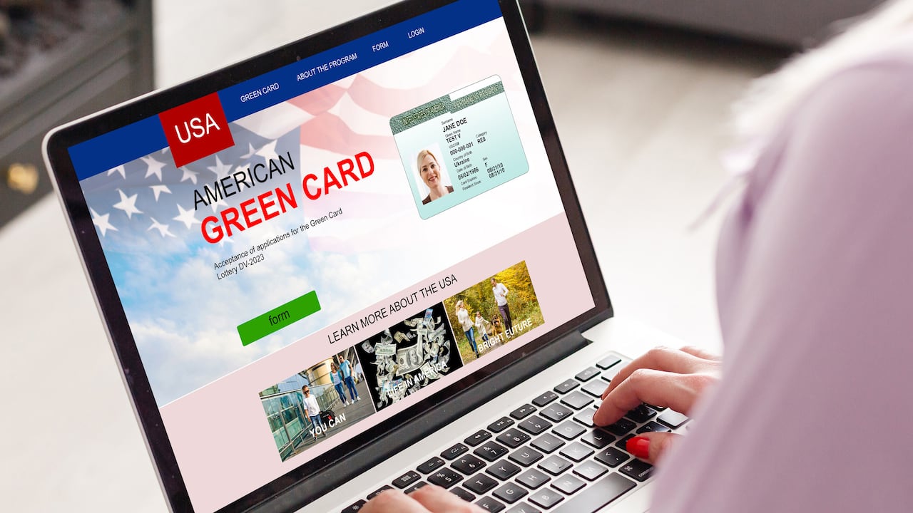 USCIS avanza hacia un sistema migratorio totalmente digital, permitiendo presentar solicitudes y pagos de manera electrónica.