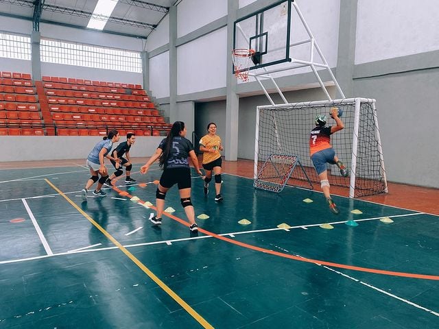 Entrenamiento de Tchoukball en cancha cubierta