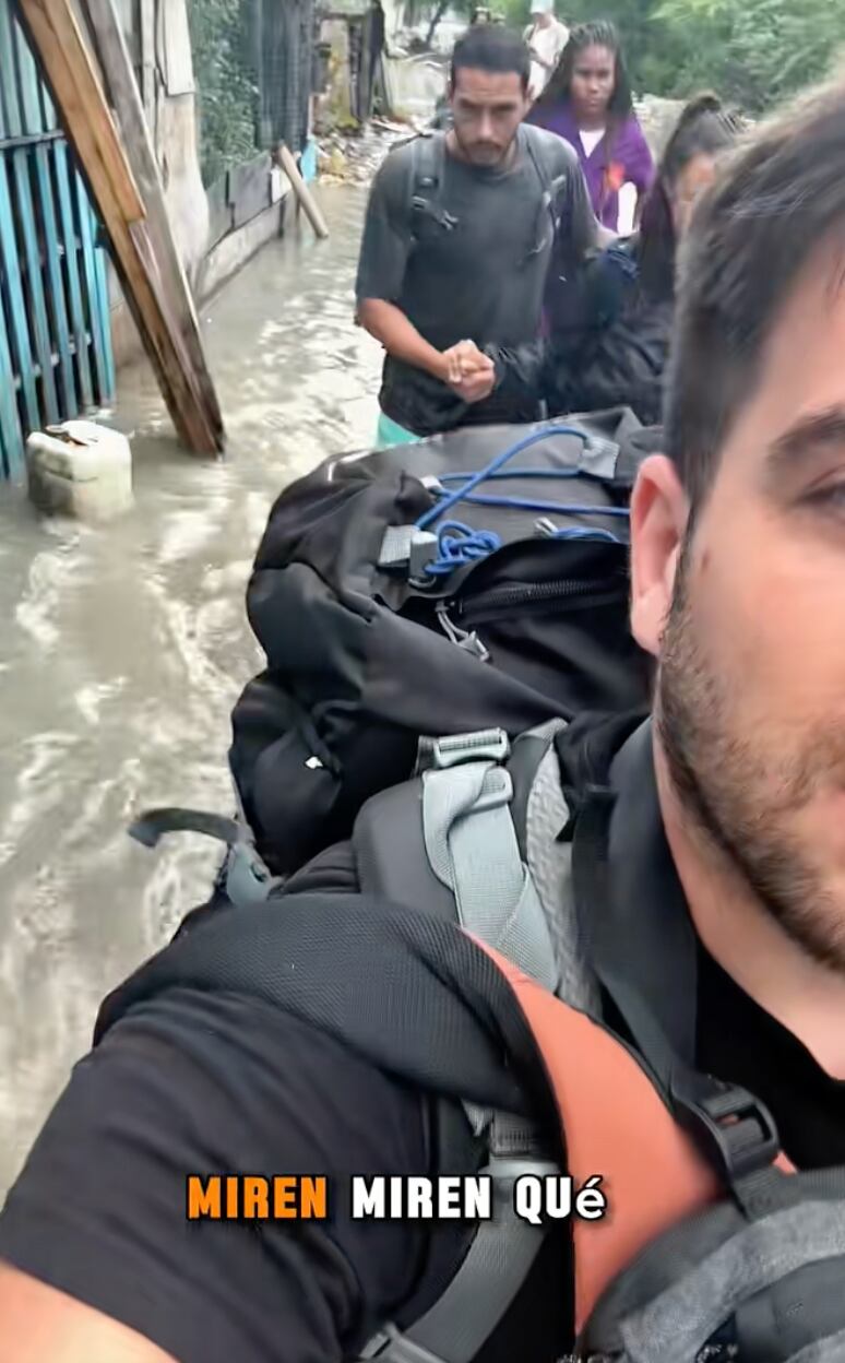 Turista que tuvo que evacuar en Cartagena, por fuerte oleaje.