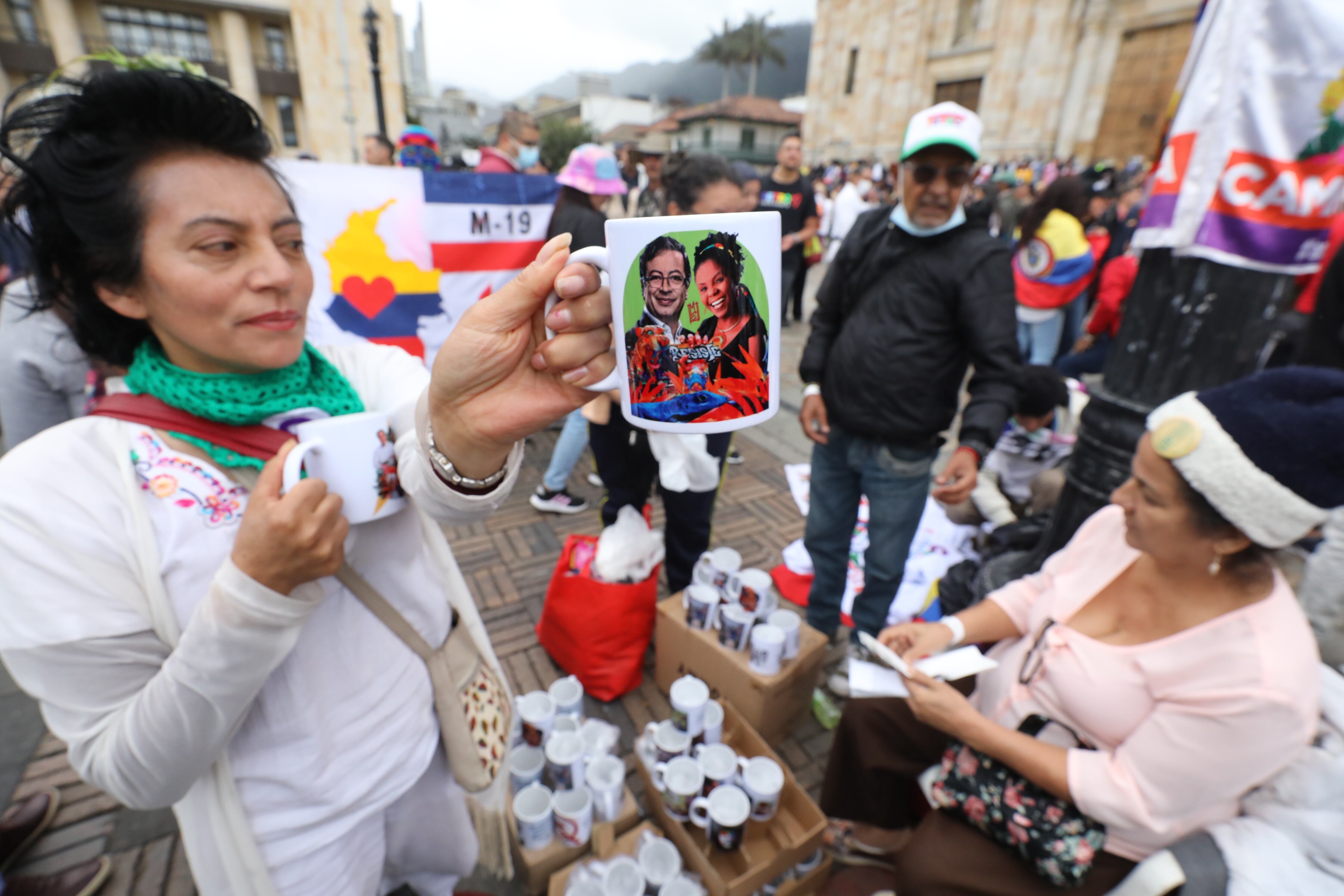 Panorámicas Plaza de Bolívar con gente esperando la Posesión del Presidente Gustavo Petro