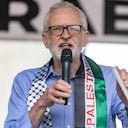 Jeremy Corbyn, miembro del Parlamento por Islington North, se dirige a decenas de miles de manifestantes pro palestinos en una manifestación en Whitehall para conmemorar el 76º aniversario de la Nakba el 18 de mayo de 2024 en Londres, Reino Unido.