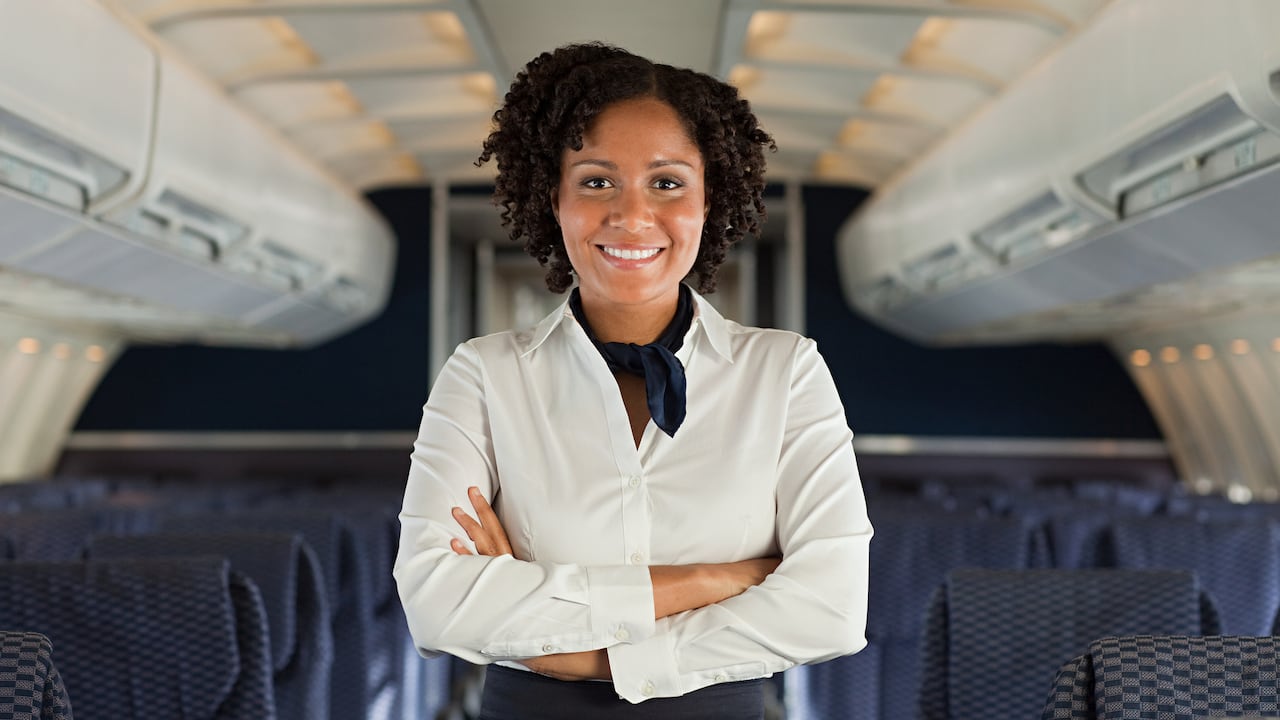 Los futuros auxiliares de vuelo en Colombia deben completar un programa de estudio exhaustivo que les prepare para sus responsabilidades en el aire.