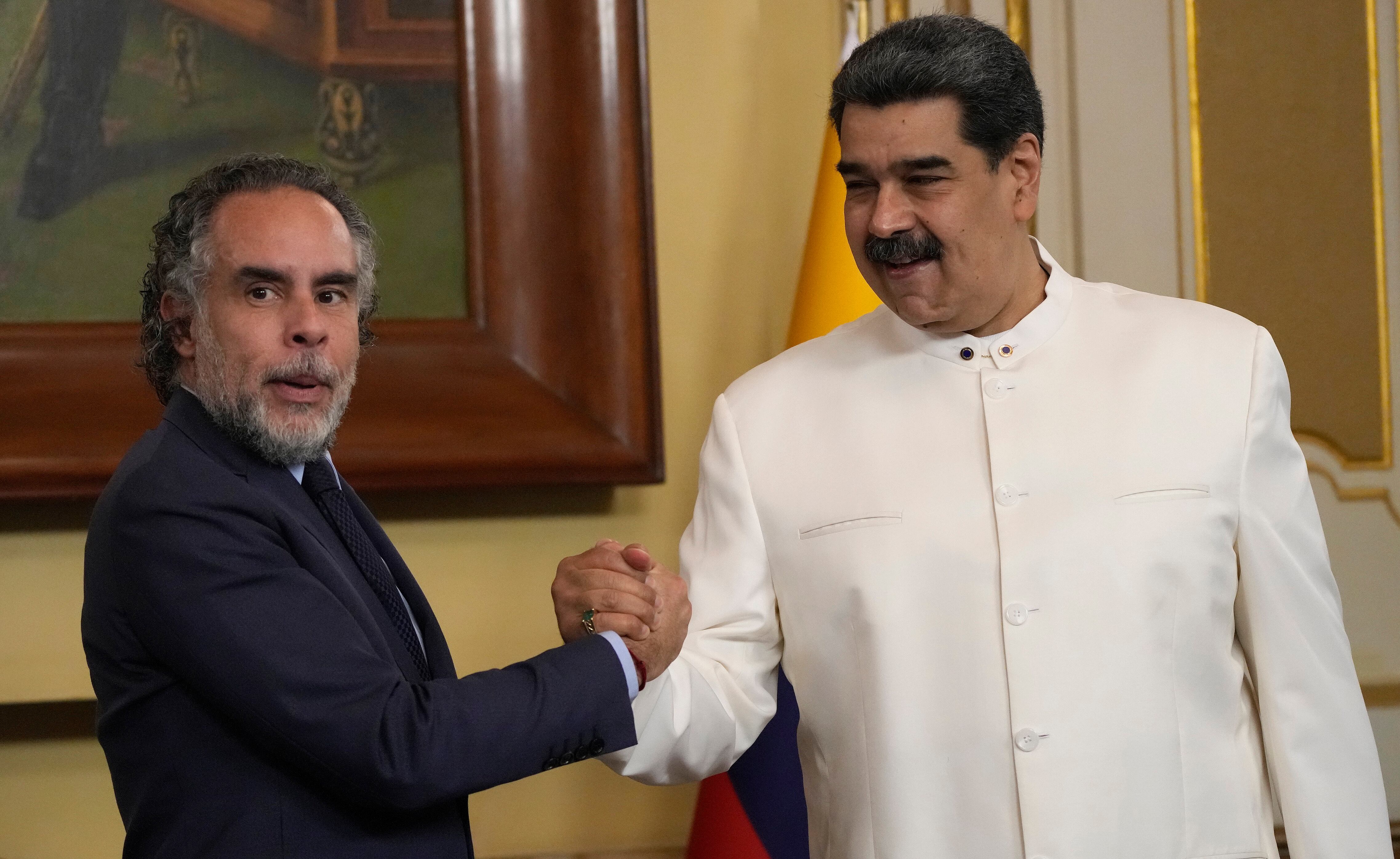 El presidente de Venezuela, Nicolás Maduro, se reúne con el nuevo embajador de Colombia, Armando Benedetti, en el Palacio de Miraflores en Caracas, Venezuela, el lunes 29 de agosto de 2022. Por primera vez en más de tres años un embajador de Colombia es aceptado por Venezuela dando un paso fundamental en el restablecimiento de las relaciones diplomáticas de los países vecinos. (Foto AP/Ariana Cubillos)
