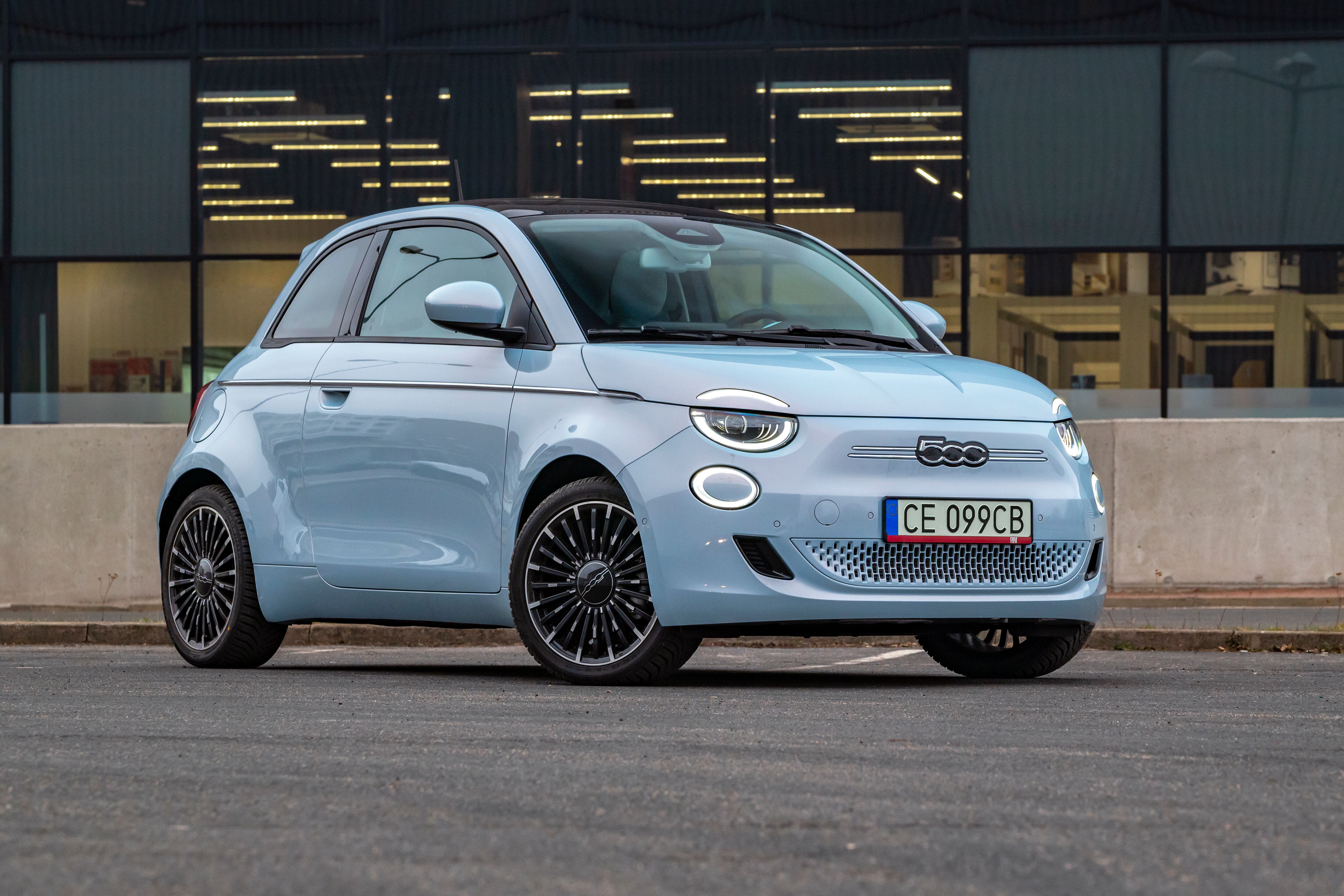 La empresa dejará de fabricar el Fiat 500 por un mes