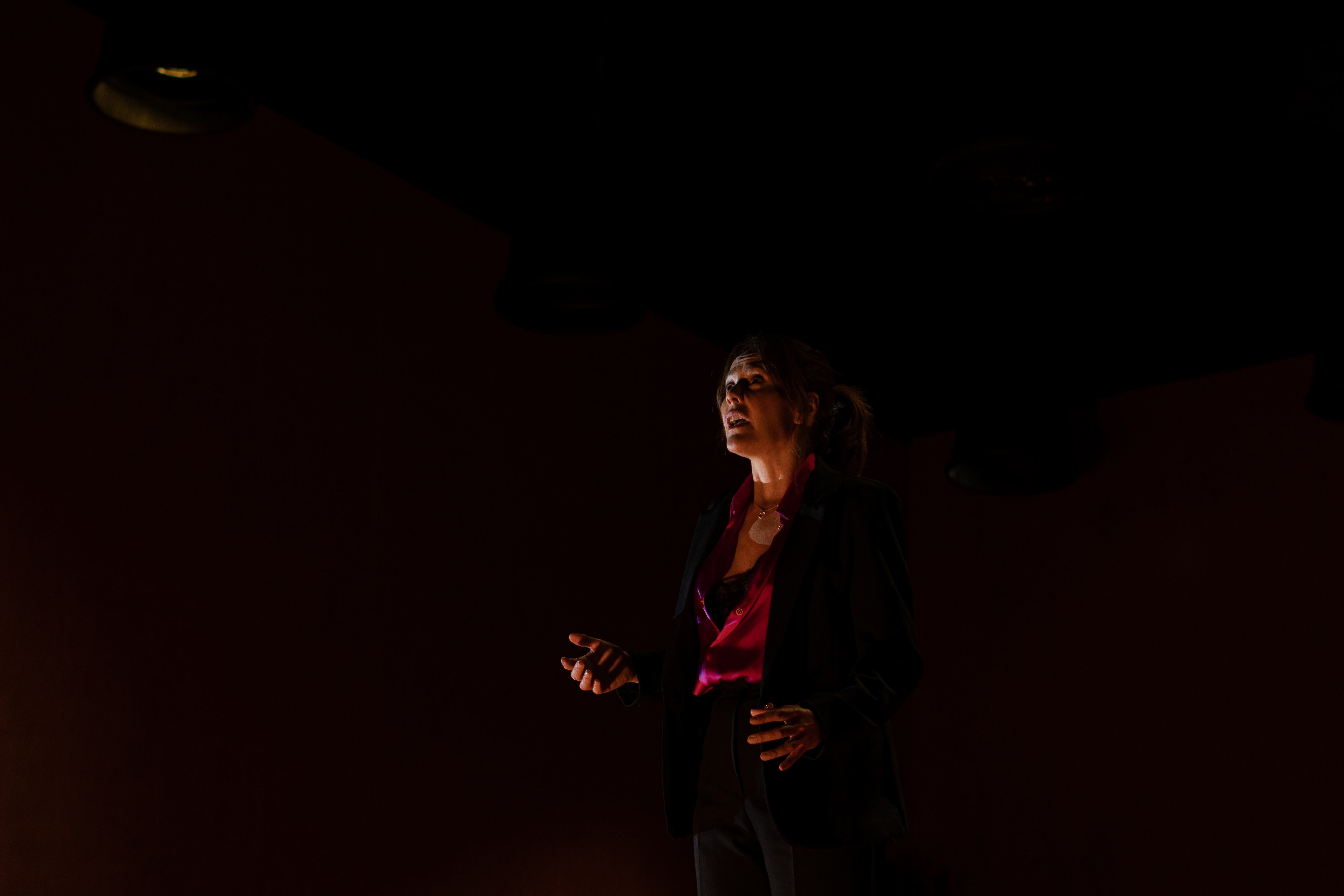 Cristina Umaña en 'Prima Facie', adaptación de Nicolás Montero de la obra de Suzie Miller, en el Teatro Nacional 2024.