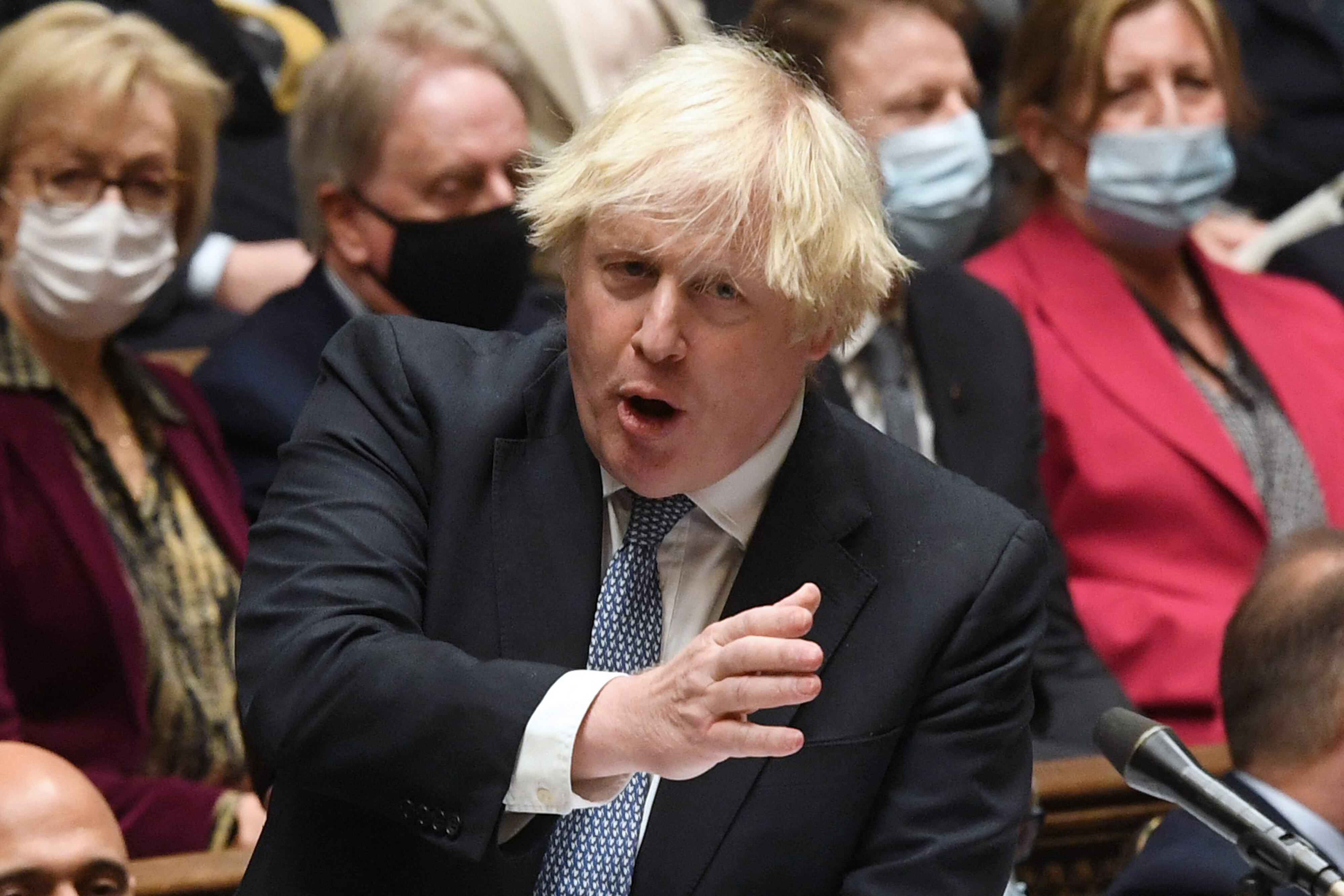Una fotografía publicada por el Parlamento del Reino Unido muestra al primer ministro británico, Boris Johnson, gesticulando mientras habla durante las Preguntas del Primer Ministro (PMQ) en la Cámara de los Comunes en Londres el 8 de diciembre de 2021. - El primer ministro británico, Boris Johnson, se disculpó y anunció una investigación interna. El miércoles después de que surgiera un video de asesores de alto nivel bromeando sobre una fiesta de Navidad en Downing Street el año pasado cuando los eventos sociales estaban prohibidos bajo las reglas de Covid-19. (Foto de JESSICA TAYLOR / PARLAMENTO DEL REINO UNIDO / AFP) / RESTRINGIDO AL USO EDITORIAL - NO SE UTILIZA CON FINES DE ENTRETENIMIENTO, SÁTIRICO, PUBLICITARIO - CRÉDITO OBLIGATORIO "AFP PHOTO / Jessica Taylor / Parlamento del Reino Unido