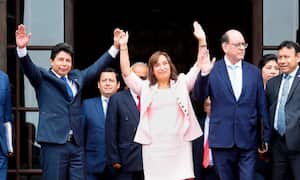 Dina Boluarte, ex vicepresidenta de Pedro Castillo, asume la presidencia tras la destitución del mandatario.