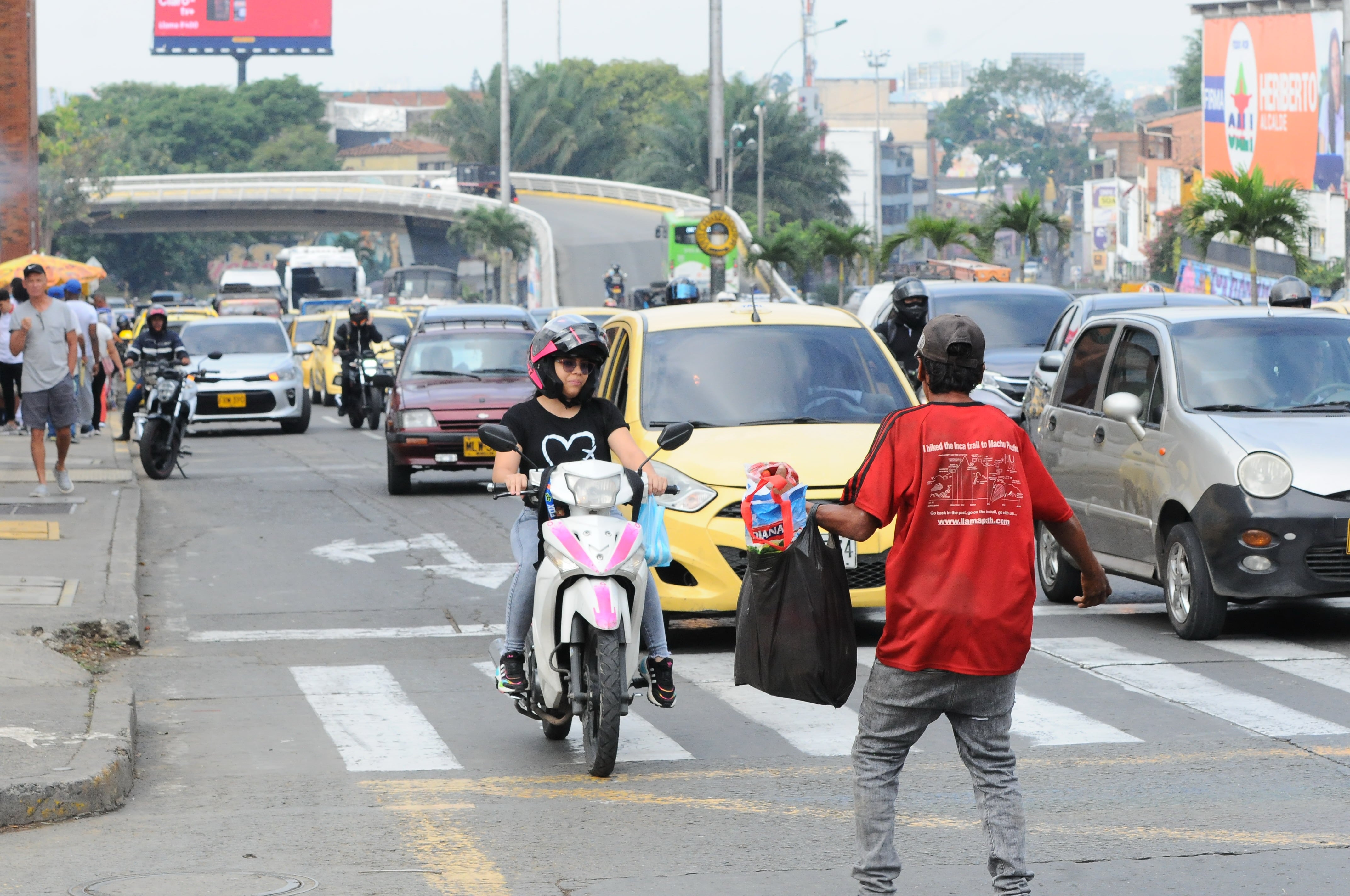 Cali: Tranco de la calle 5 entre cr 13 y 5 nuevo lugar de robo por la poca movilidad generada por el semáforo peatonal que ocasiona el trancón y aprovechan los ladrones para hurta: Foto José L Guzmán. El País. Junio 16-23
