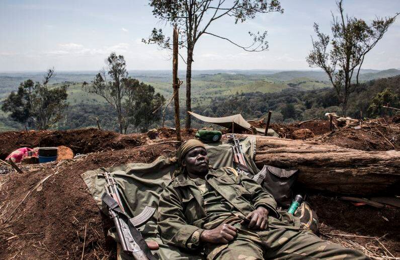 Un soldado de las Fuerzas Armadas de la República Democrática del Congo (FARDC) descansa en una línea del frente en el Bosque Wagu, al este de la República Democrática del Congo, el 4 de julio de 2019. Durante las últimas tres semanas, las FARDC han luchado en una operación ofensiva contra las milicias en el Bosque Wagu, en el distrito Djugu de la provincia de Ituria. Los ataques de esta milicia y los combates entre las comunidades de Lendu y Hema han desplazado a más de 300 000 personas hasta el momento. (Foto de John Wessels / AFP)