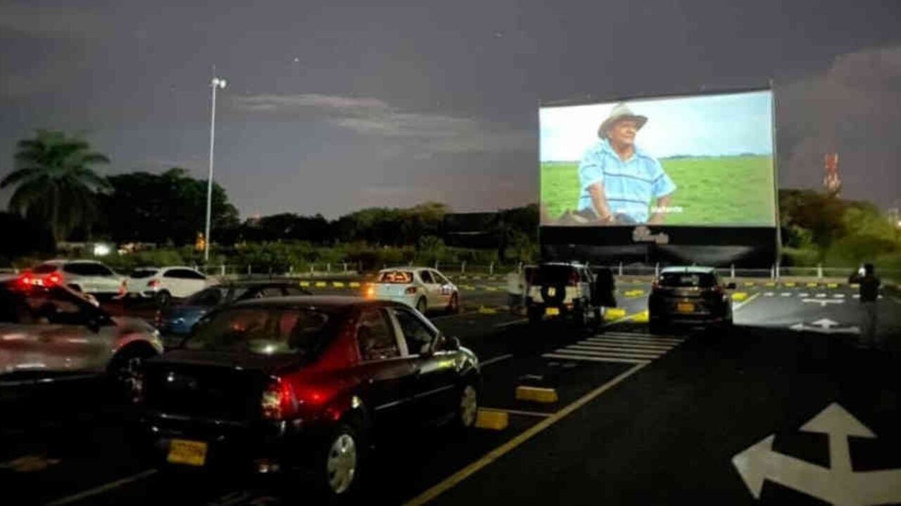 La primera pelicula emitida fue "Jinetes del Paraíso" una producción que hace un tributo a la vida y costumbre de los llaneros. Fue el mismo Orlando "El Cholo" Valderrama, quien invitó a todos los habitantes de la ciudad para asistir al evento e inagurar el autocine.