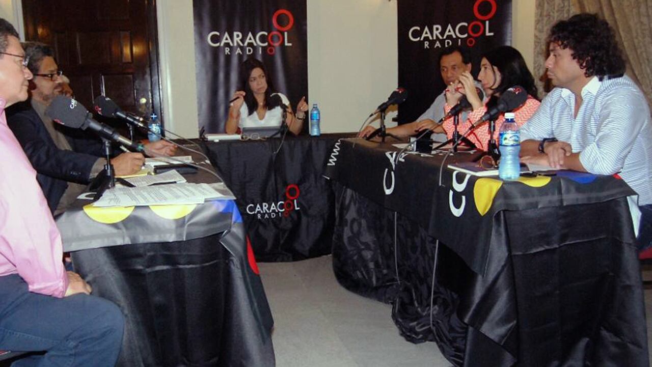 Los panelistas del "Debate de la paz": Pablo Catatumbo, Iván Márquez, Joaquín Gómez, Héctor Riveros, Luz María Sierra y Hassan Nassar. En el centro, la directora del programa, Diana Calderón.
