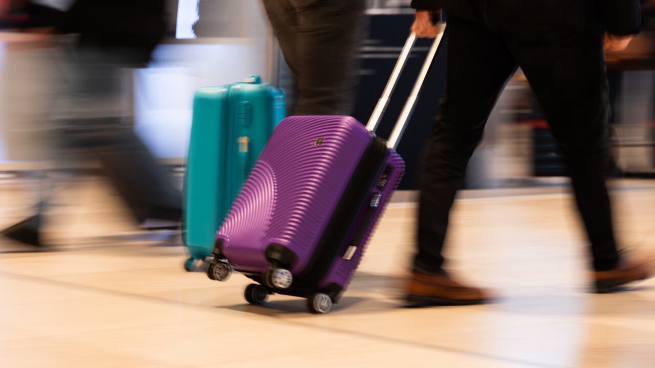 Empacar de manera adecuada la maleta es clave para evitar complicaciones durante el viaje.