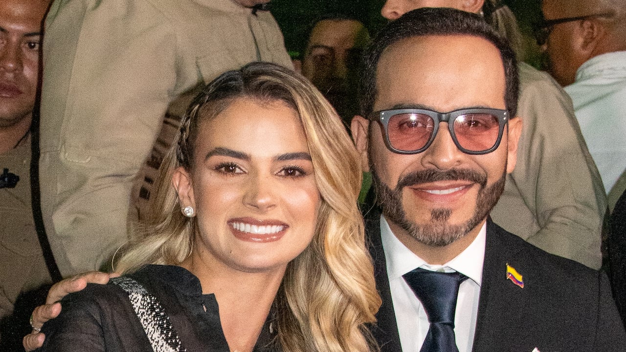 Abelardo De La Espriella junto a Ana Lucía Pineda en la pasarela inaugural de Manuela Álvarez en Colombiamoda 2026.