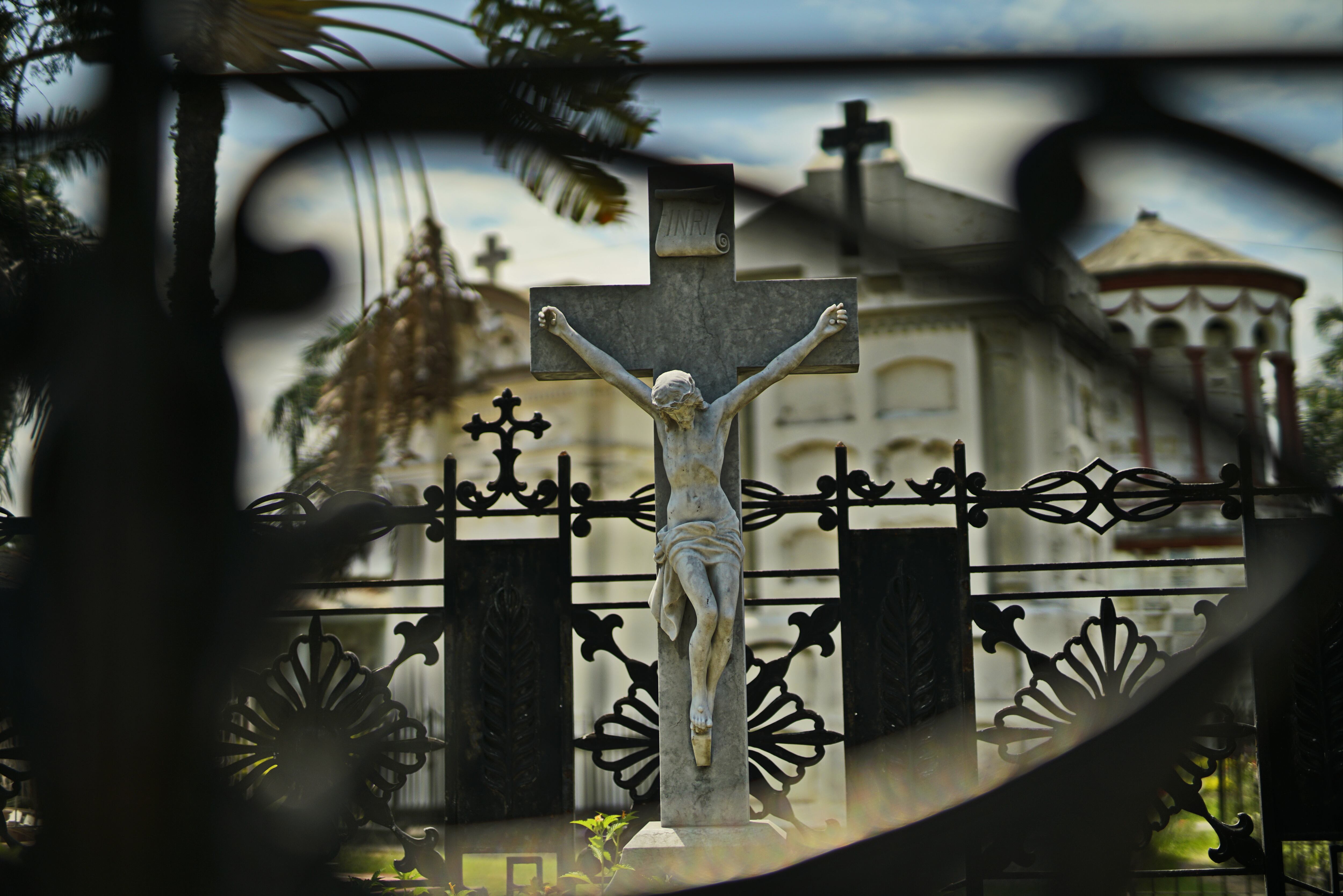 Estos son algunos de los sitios emblemáticos en Cali, donde se han reportado eventos paranormales. Se habla de apariciones que  personas han presenciado y que hasta el  momento no tienen explicación. Lugares como el Cementerio Central, el Teatro Municipal, el antiguo edificio de Coltabaco, la sede del Periódico El País, son algunos de los sitios. Foto Jorge Orozco.