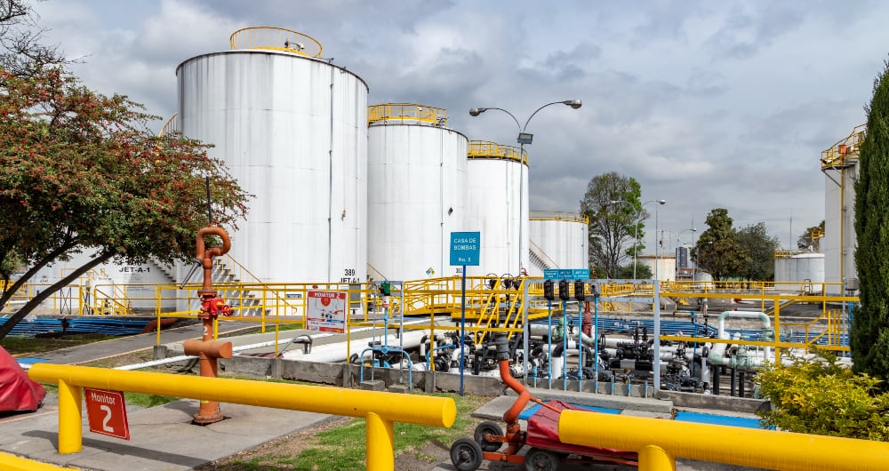 Tanques de almacenamiento de gasolina en la terminal de abastecimiento de combustibles de Primax en Puente Aranda, Bogotá