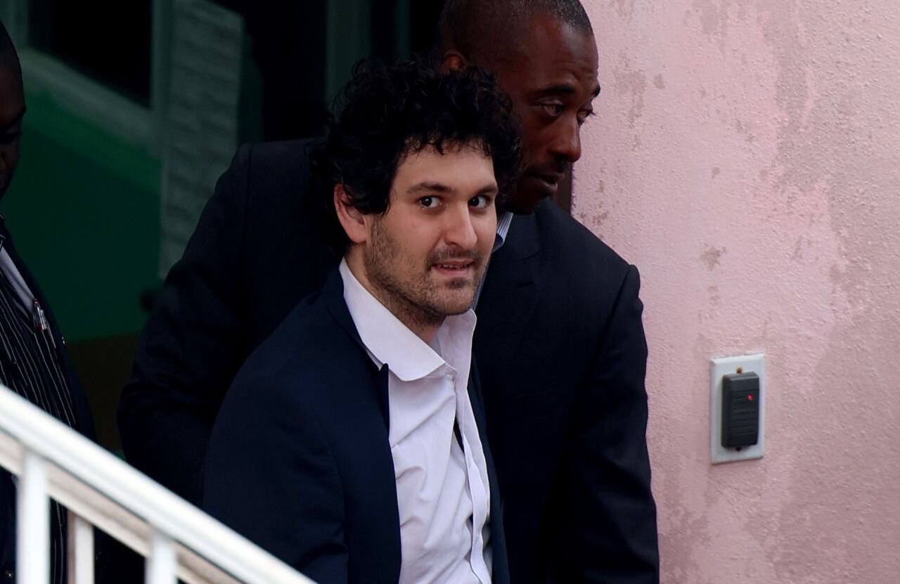 Sam Bankman-Fried, cofundador de FTX llegó extraditado a Estados Unidos, tras haber sido capturado en Bahamas