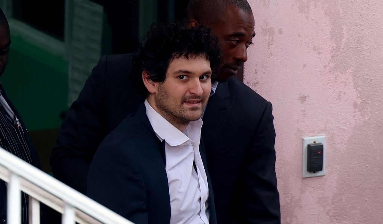 Sam Bankman-Fried, cofundador de FTX llegó extraditado a Estados Unidos, tras haber sido capturado en Bahamas