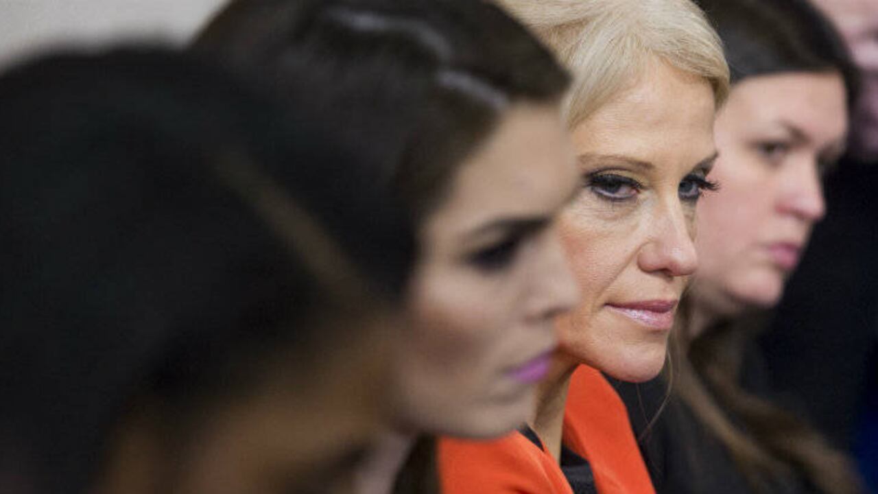 Kellyanne Conway (de naranja) en una rueda de prensa dirigida por Sean Spicer. Crédito: Saul Loeb