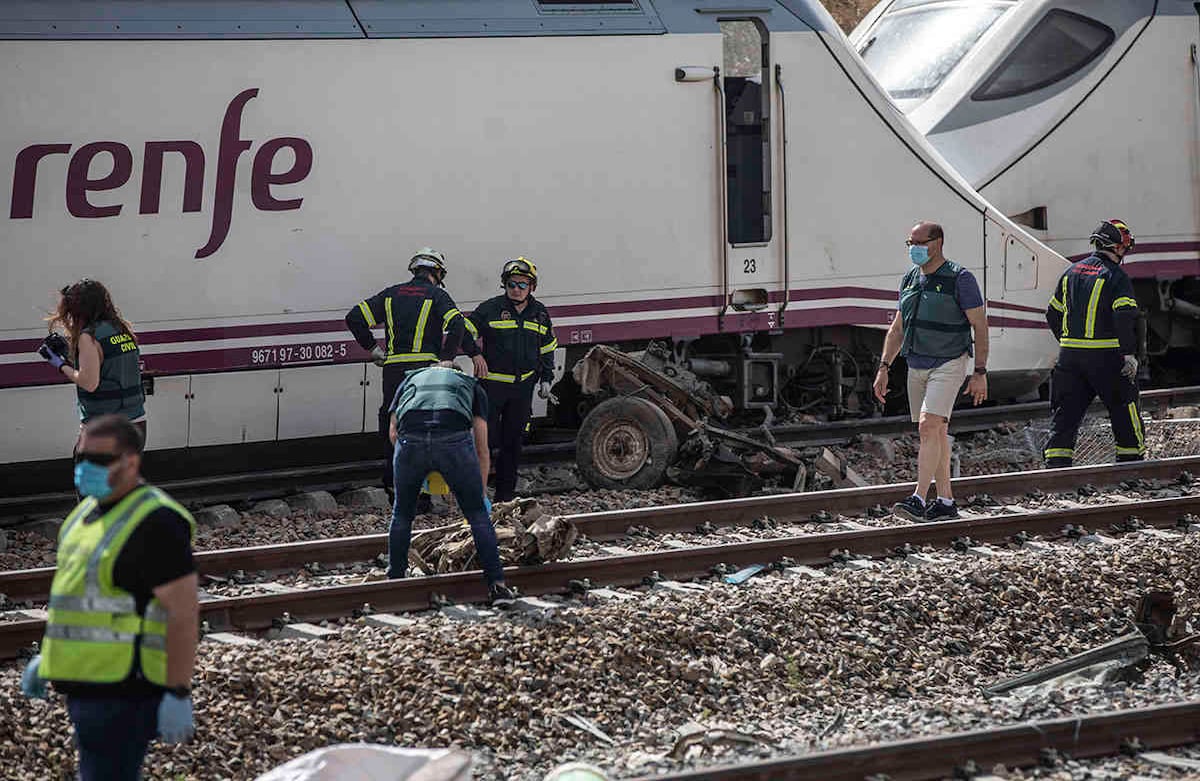 "Tenemos el corazón en un puño ahora mismo. Es increíble que el destino pueda traer cosas como esta. Lamentamos profundamente el fallecimiento de nuestro entrañable vecino Manolito y mandamos toda nuestra fuerza a su familia", señaló la comunidad de Palacios Pan en un comunicado. Foto: Emilio Fraile / AP