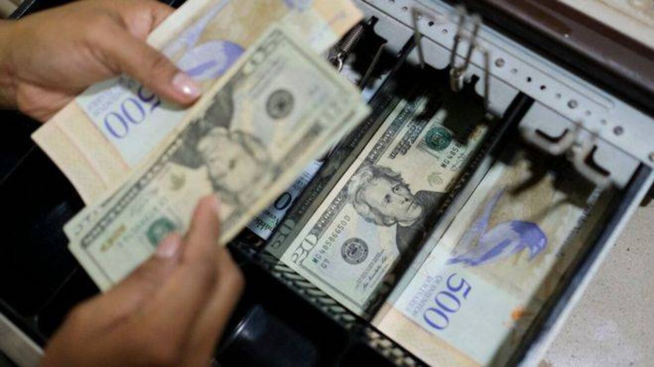 Los expertos creen que ya hay más dólares que bolívares en el país.