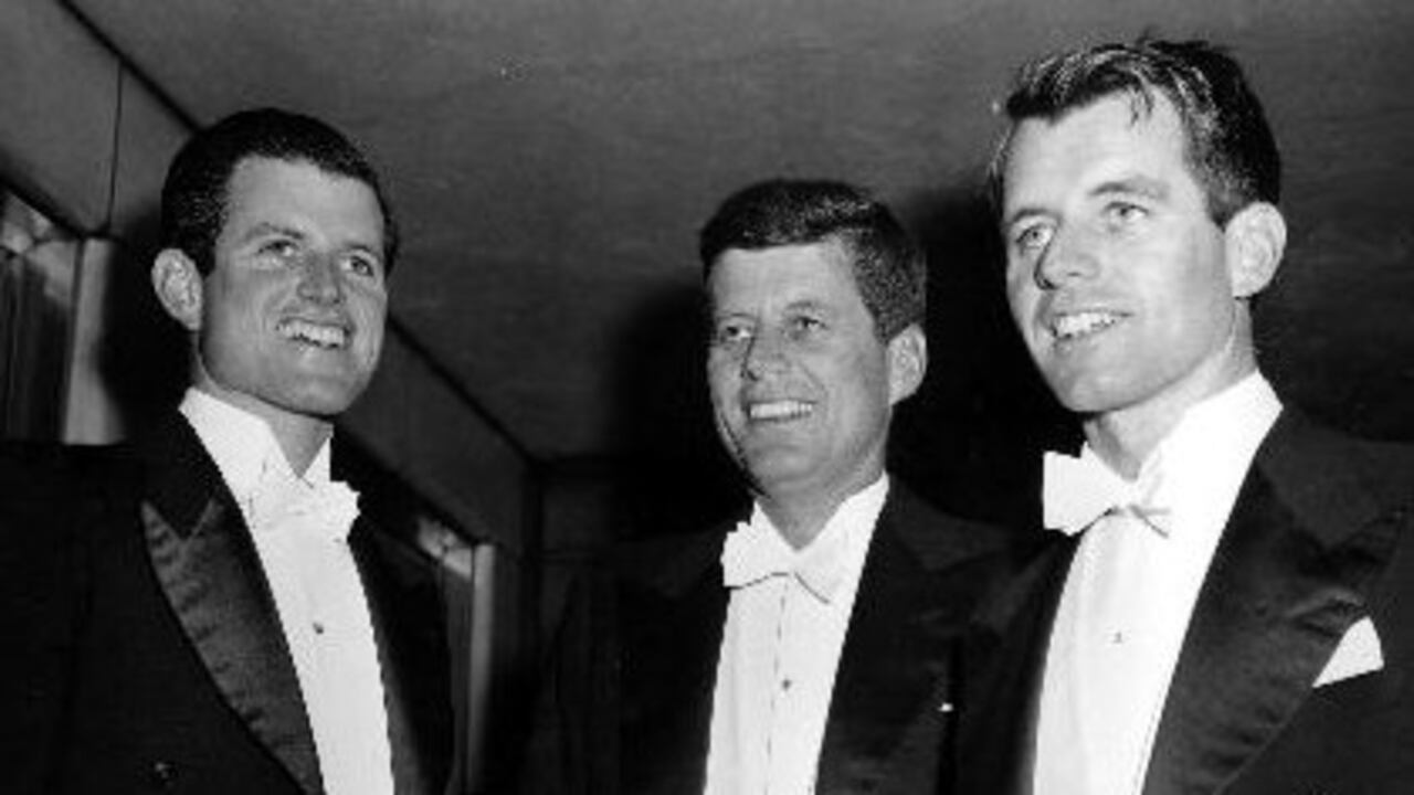 De izquierda a derecha, Ted Kennedy, John F. y Bob Kennedy, tres hermanos que convirtieron el apellido en una leyenda.