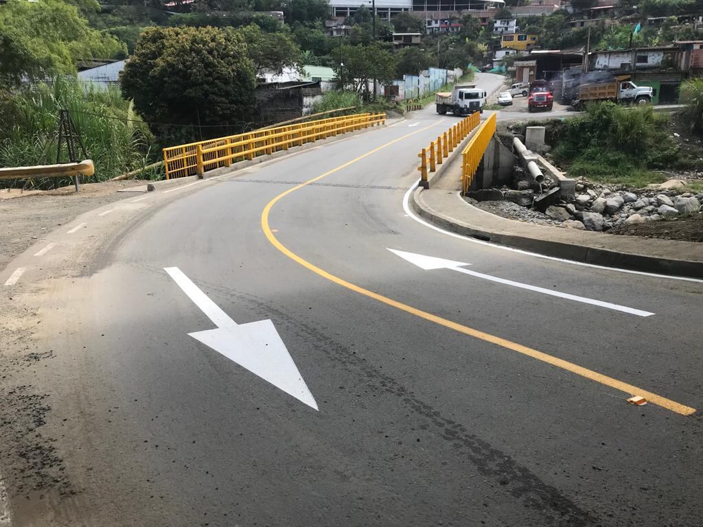 El robustecimiento de la infraestructura vial departamental se complementó con la construcción y rehabilitación de puentes en los que realizó una inversión de 29.000 millones de pesos.