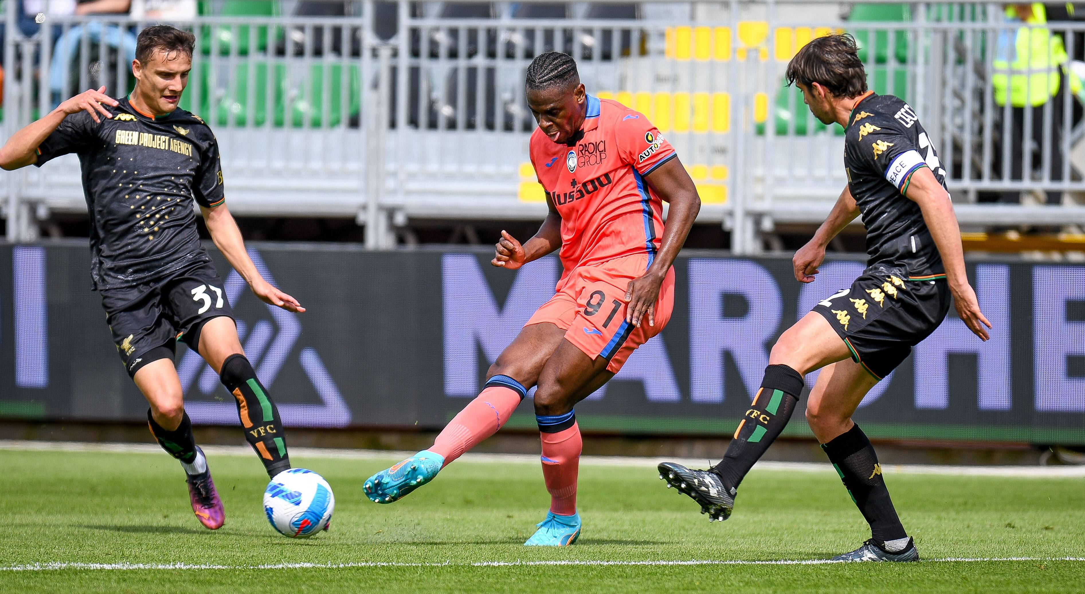 El colombiano llegó a su noveno tanto en la temporada con Atalanta.
