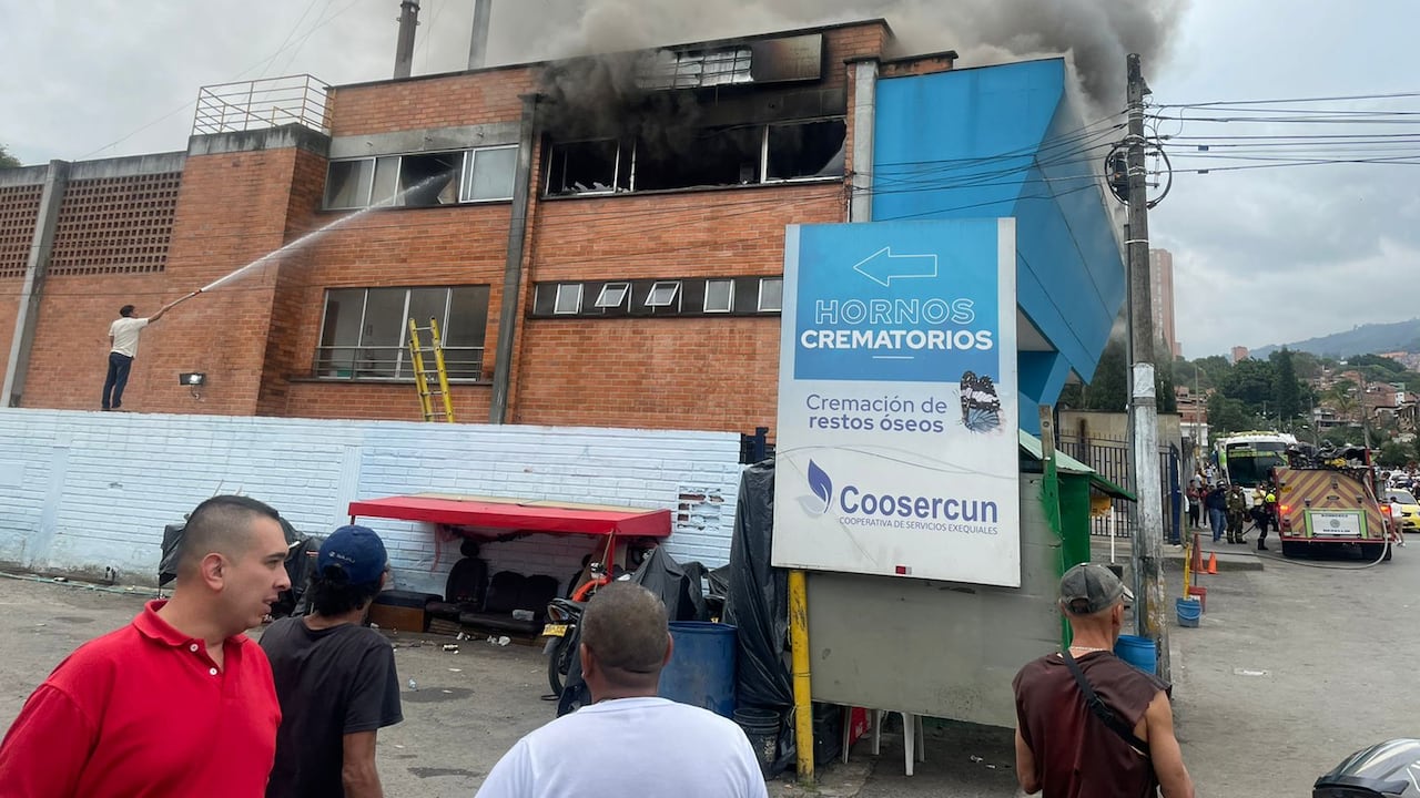 Diez unidades de bomberos fueron necesarias para controlar el incendio en el crematorio.