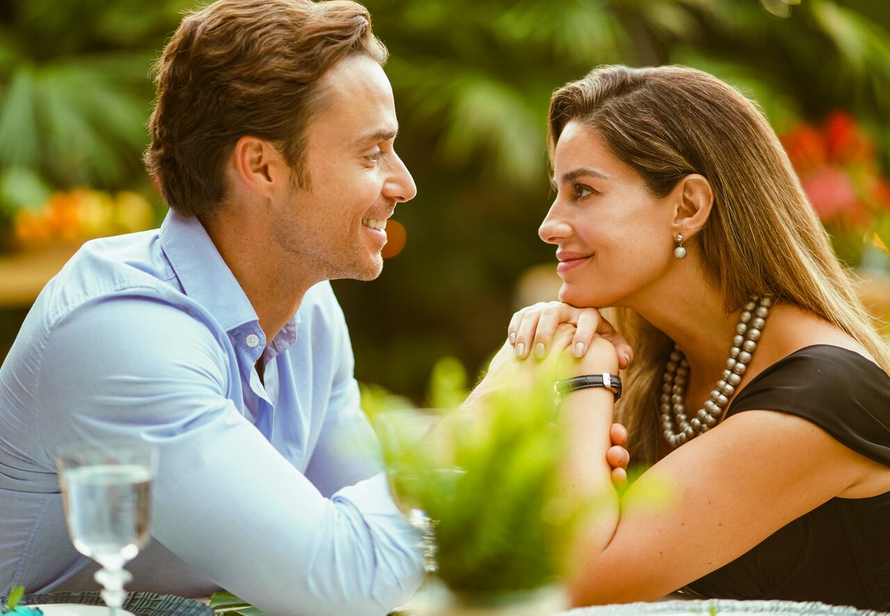 Perfil Falso S1 (izq. a der.) Rodolfo Salas, Manuela González en Perfil Falso S1. Cr Renata Bolivar / Netflix © 2023