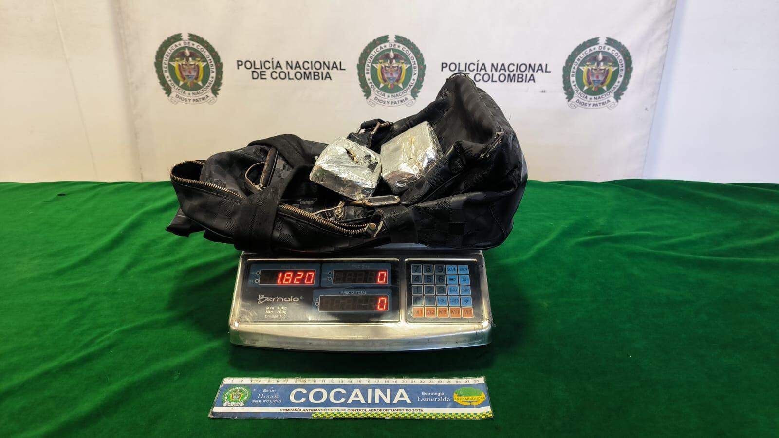Momento de la requisa donde fue encontrada cocaína a jóvenes que iban para Londres.
