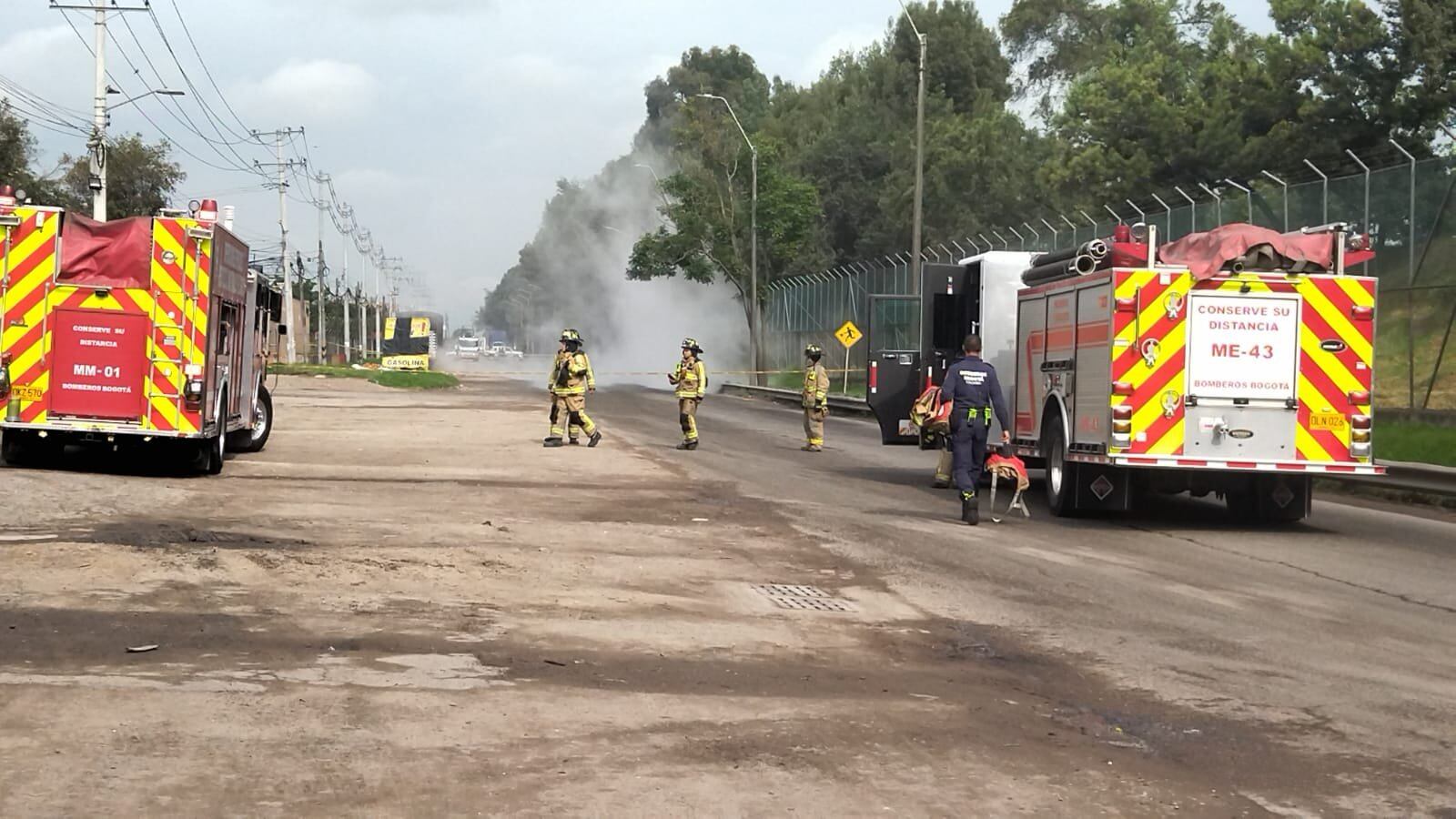 Los bomberos hacen presencia en el lugar para controlar la situación.