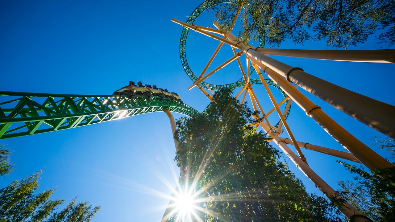 Dos pasajeros quedan atrapados en montaña rusa en Estados Unidos.