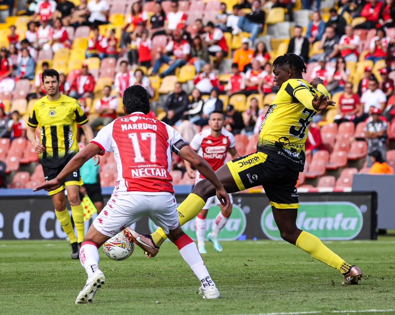 Alfonso Simarra, defensor de Alianza Petrolera, despejando un balón.