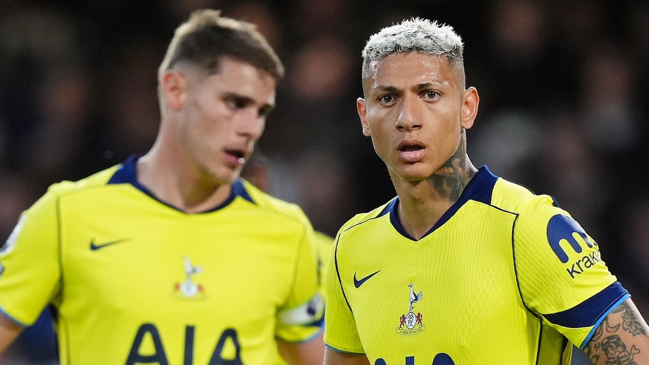 Micky van de Ven y Richarlison se lamentan tras la caída del Tottenham.