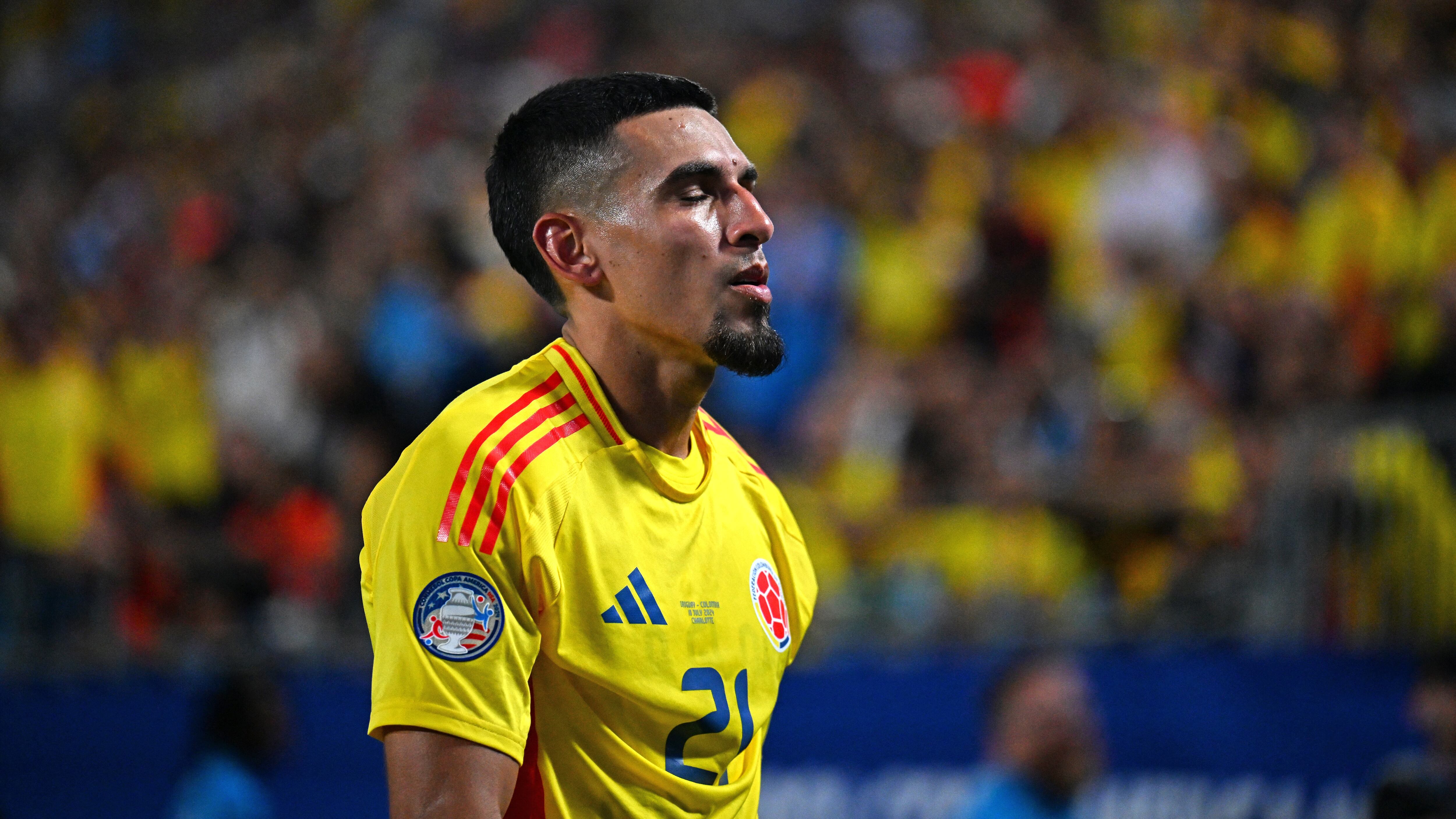 Gesto de Daniel Muñoz luego de salir expulsado ante Uruguay por las semifinales de la Copa América.