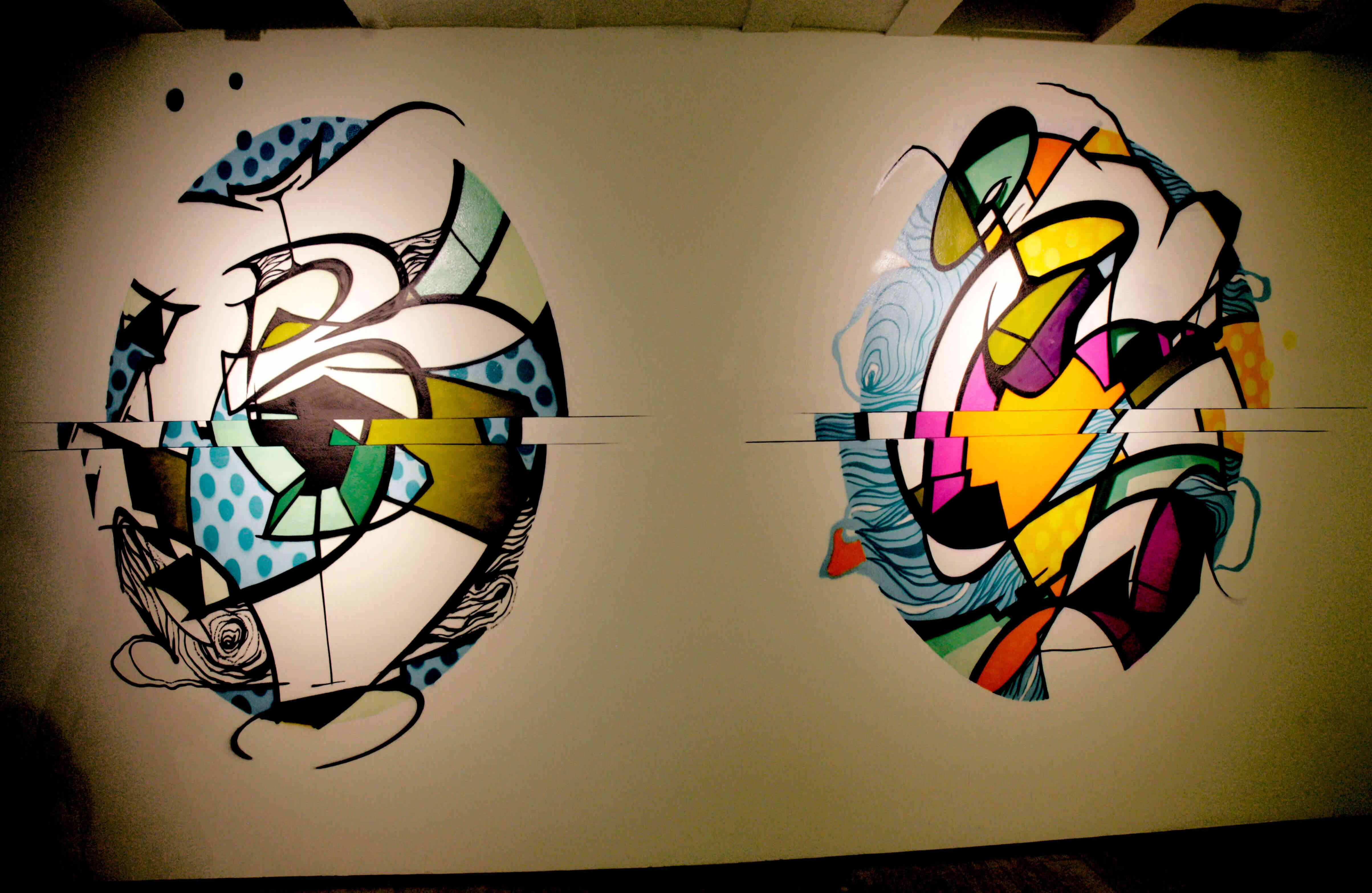 Intervensión de Cedric Reso en el Colombo Americano. La pieza de la izquierda es un homenaje a Bogotá. Foto: Carlos Julio Martínez.