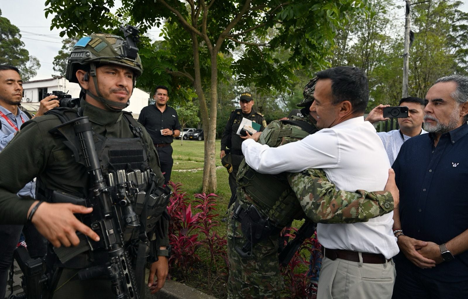 El ministro de Defensa, Pedro Sánchez, recibió al grupo de uniformados liberados en El Plateado, Cauca.