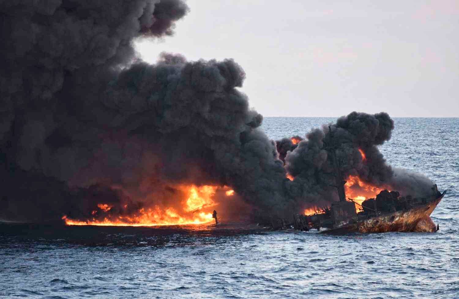 El petrolero iraní en llamas Sanchi se ve parcialmente hundido en el Mar Oriental de China en la costa este de China. El fuego del hundido buque cisterna iraní en el Mar Oriental de China se ha quemado, aunque persisten las preocupaciones sobre la posible mayor contaminación en el lecho marino y las aguas circundantes. (Ministerio de Transporte a través de AP).
